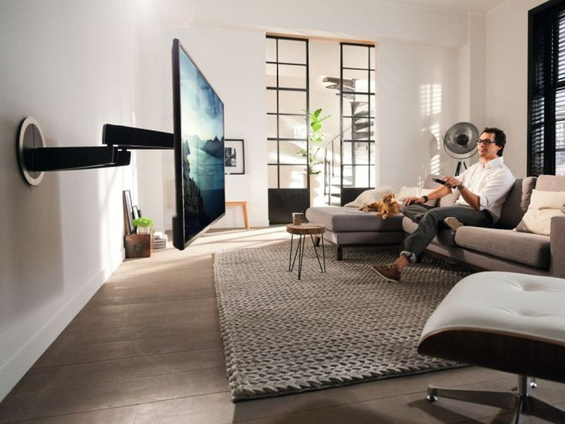 Vogels MotionMount NEXT 7355 elektrische schwenkbare TV Wandhalterung Umgebungsbild
