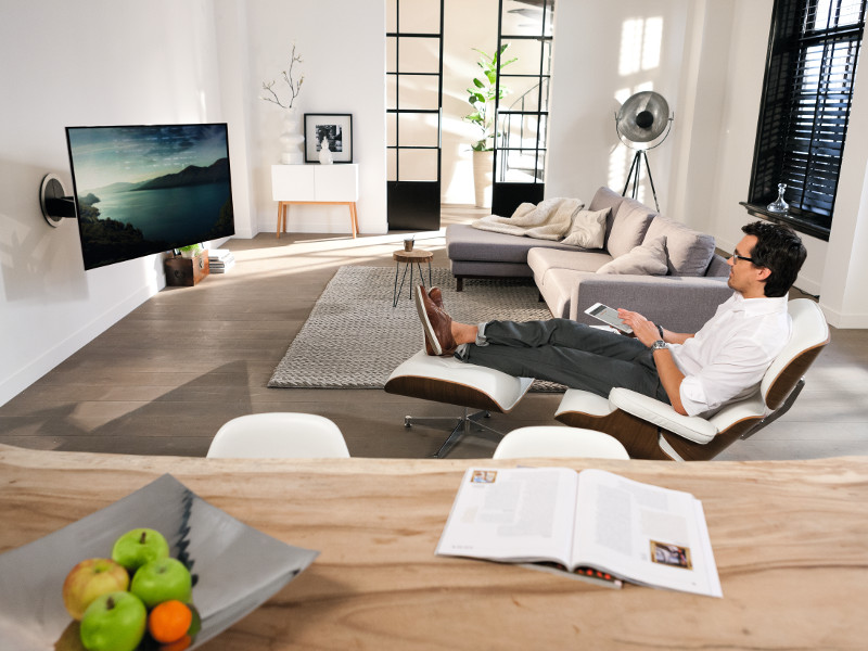 Vogels MotionMount NEXT 7355 elektrische schwenkbare Fernseh Wandhalterung