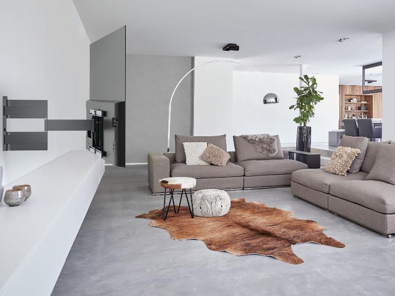 Vogels THIN 546 flache schwenkbare TV Wandhalterung für OLED Anwendungsbeispiel